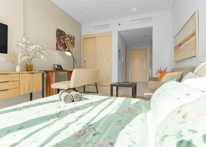 Cozy Sea & Marina View Apt With Rooftop Pool & Private Beach In Palm Jumeirah, Steps To Nakheel Mall